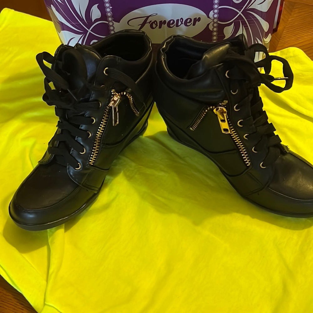 Black wedge booty with zippers. Brand new. These would look great on your feet.